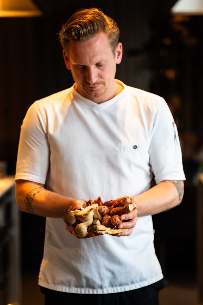 Chef Liudger houdt verse schaaldieren vast