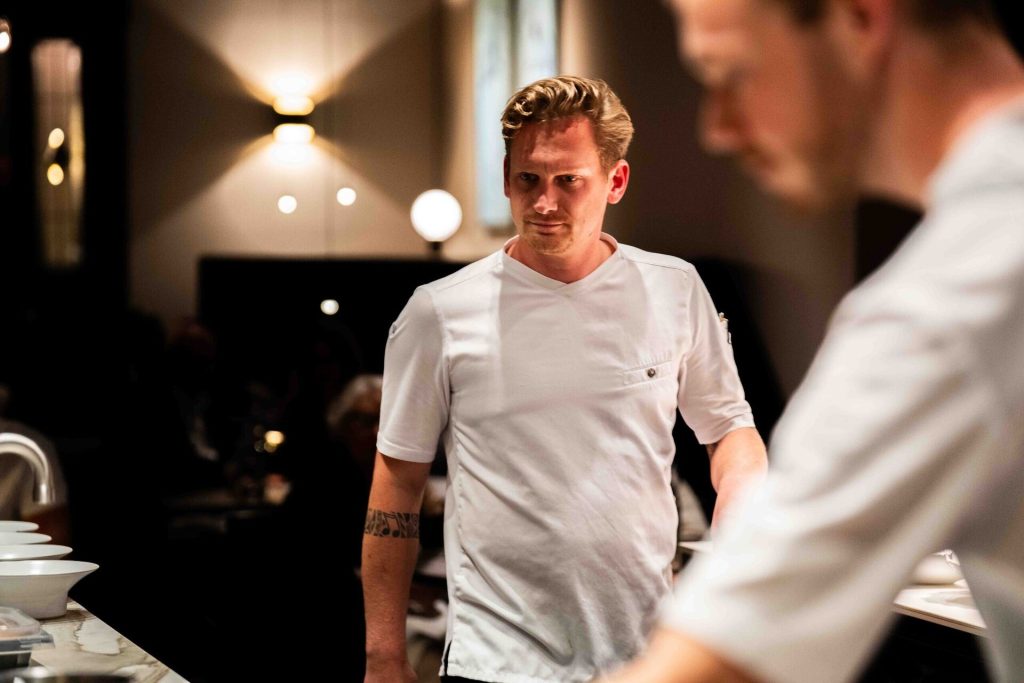 Twee chefs van Ode overleggen in de open keuken