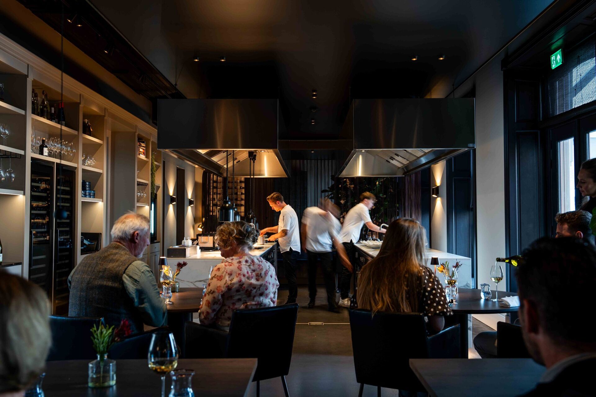 De open keuken van Ode met de tafels eromheen
